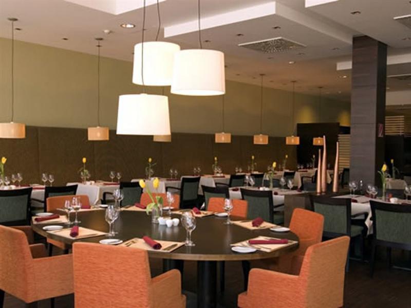 Nh Vienna Airport Conference Center Hotel Schwechat Restoran foto Interior of a restaurant