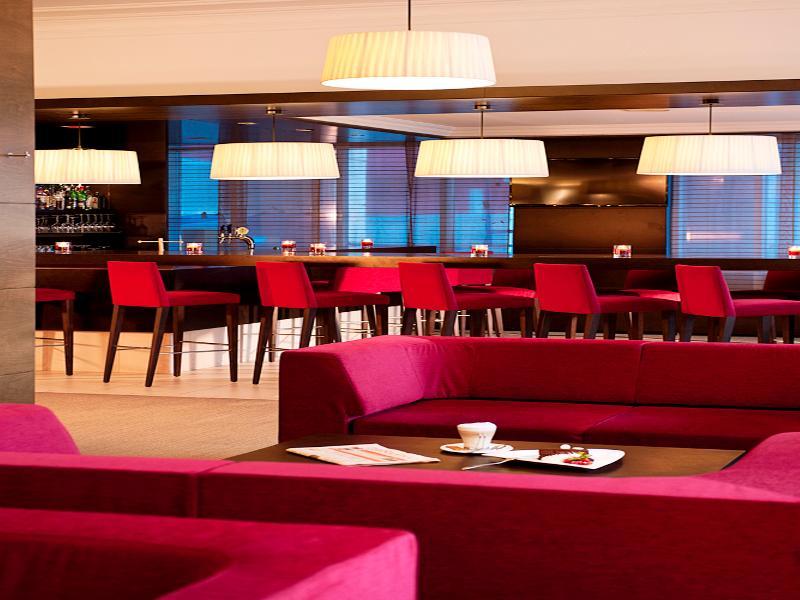 Nh Vienna Airport Conference Center Hotel Schwechat Bagian luar foto Interior of a modern hotel