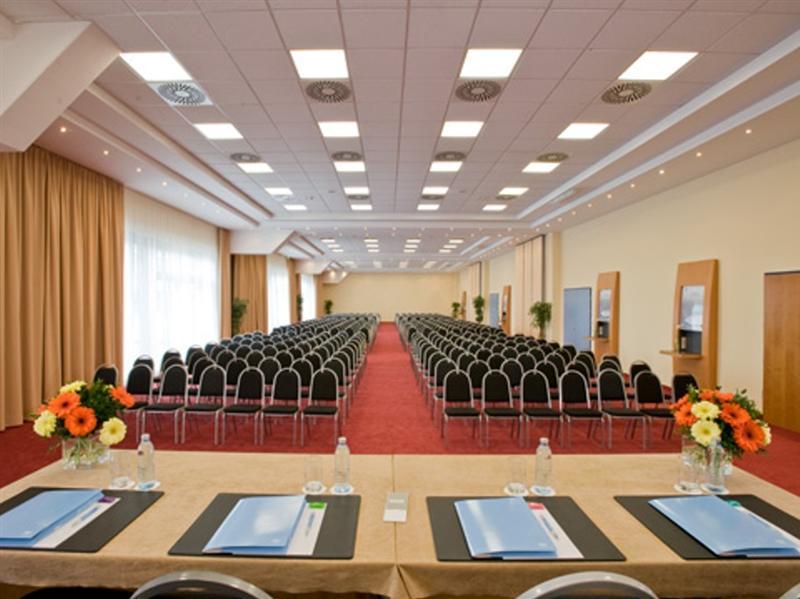 Nh Vienna Airport Conference Center Hotel Schwechat Bagian luar foto A conference hall