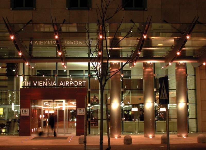 Nh Vienna Airport Conference Center Hotel Schwechat Bagian luar foto Vienna Airport