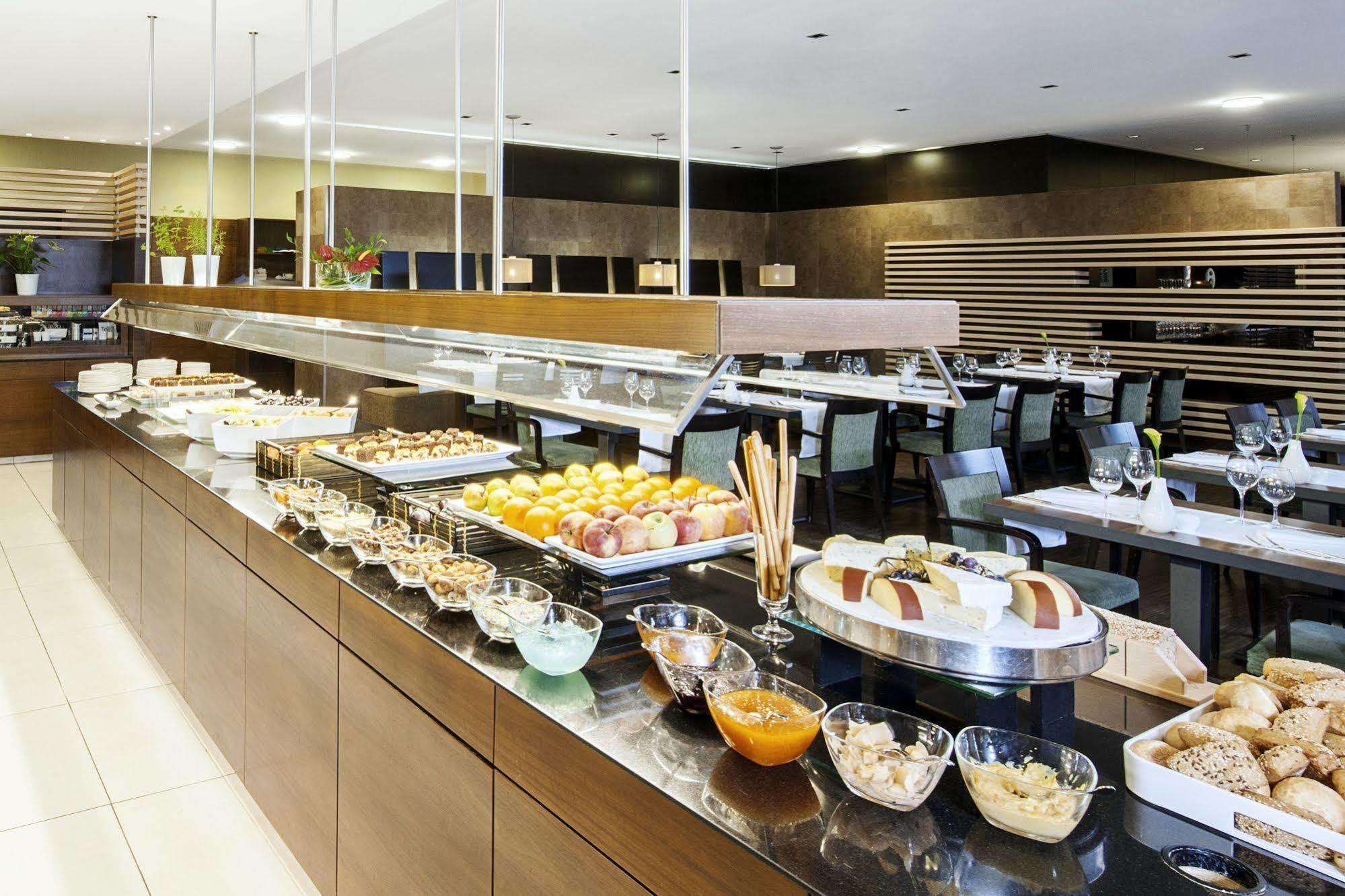Nh Vienna Airport Conference Center Hotel Schwechat Bagian luar foto Breakfast buffet