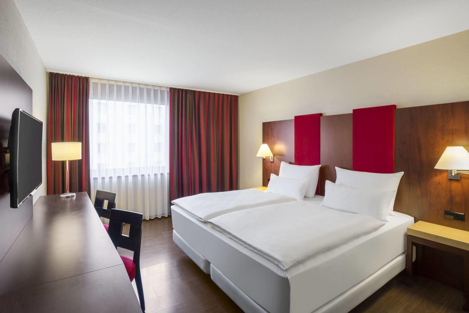 Nh Vienna Airport Conference Center Hotel Schwechat Bagian luar foto Room in the hotel