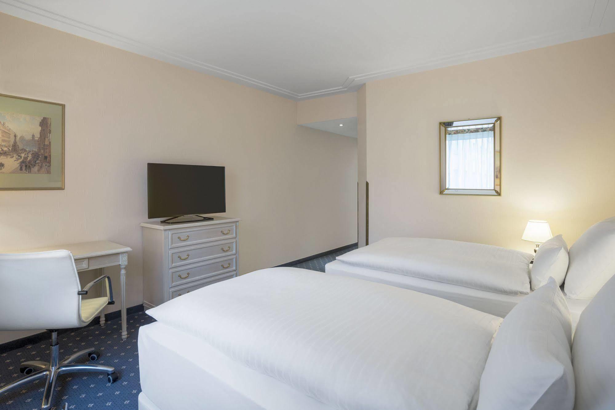 Nh Vienna Airport Conference Center Hotel Schwechat Bagian luar foto Room in the hotel