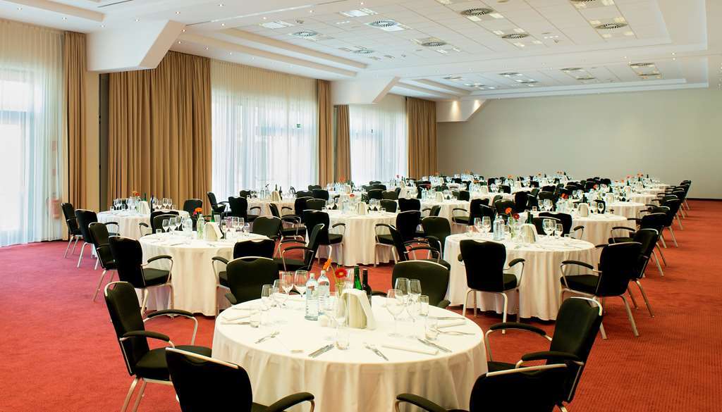 Nh Vienna Airport Conference Center Hotel Schwechat Bagian luar foto The conference hall of the hotel