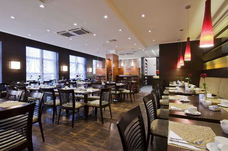 Nh Vienna Airport Conference Center Hotel Schwechat Bagian luar foto Interior of a modern restaurant