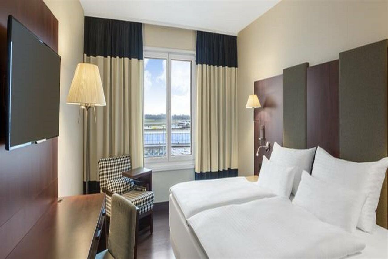 Nh Vienna Airport Conference Center Hotel Schwechat Bagian luar foto Room at the airport
