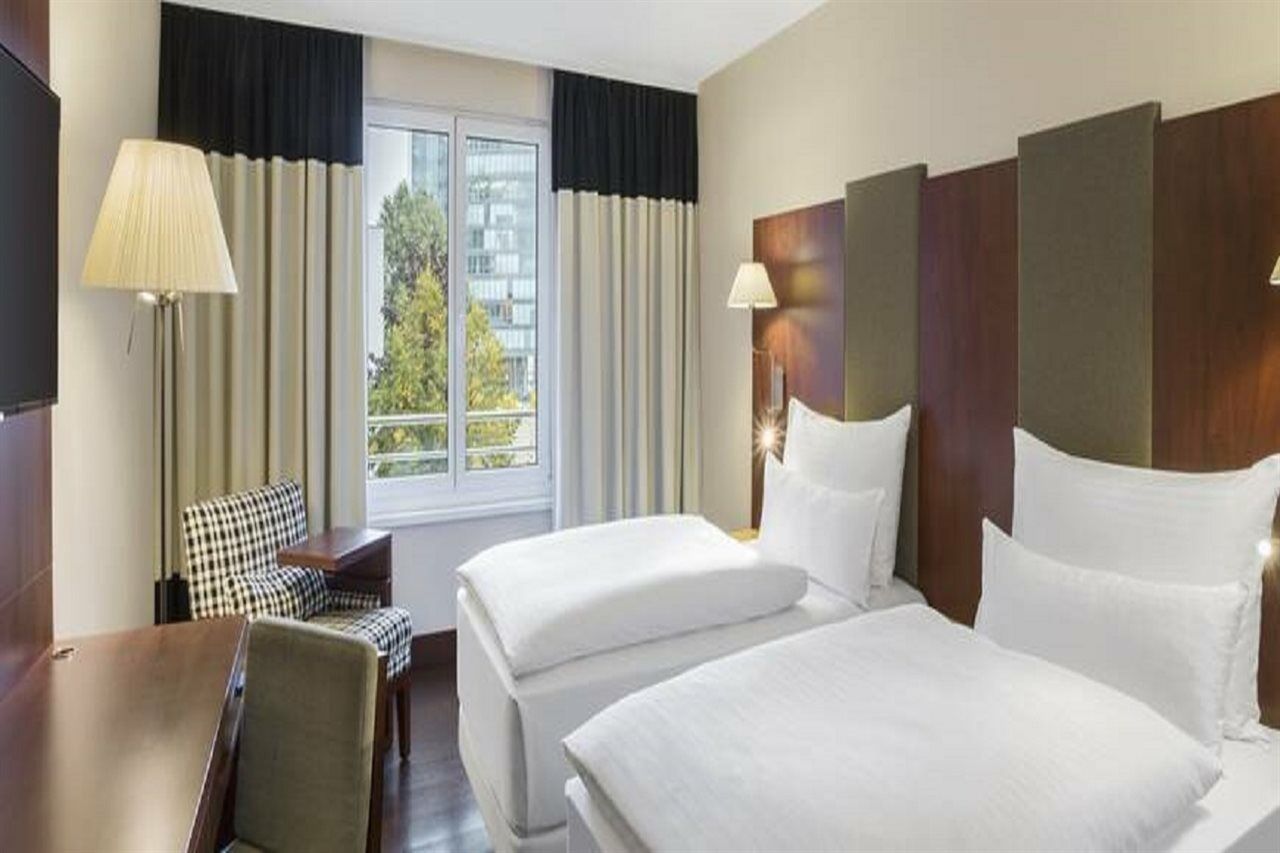 Nh Vienna Airport Conference Center Hotel Schwechat Bagian luar foto Room at the hotel
