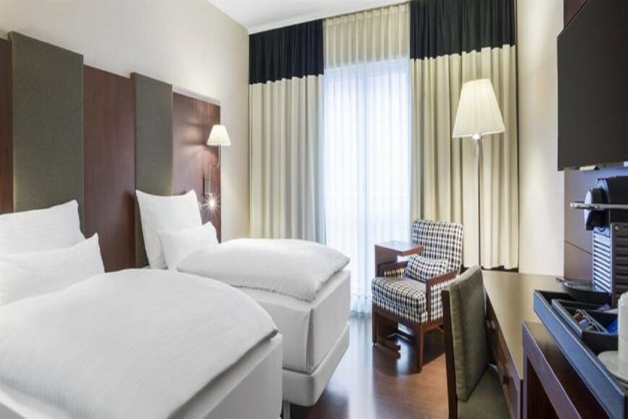 Nh Vienna Airport Conference Center Hotel Schwechat Bagian luar foto Room at the hotel