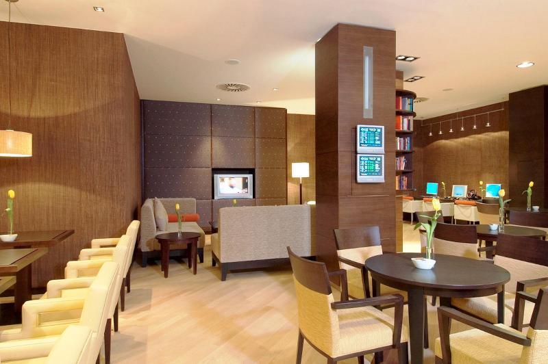 Nh Vienna Airport Conference Center Hotel Schwechat Bagian luar foto Interior of a modern hotel